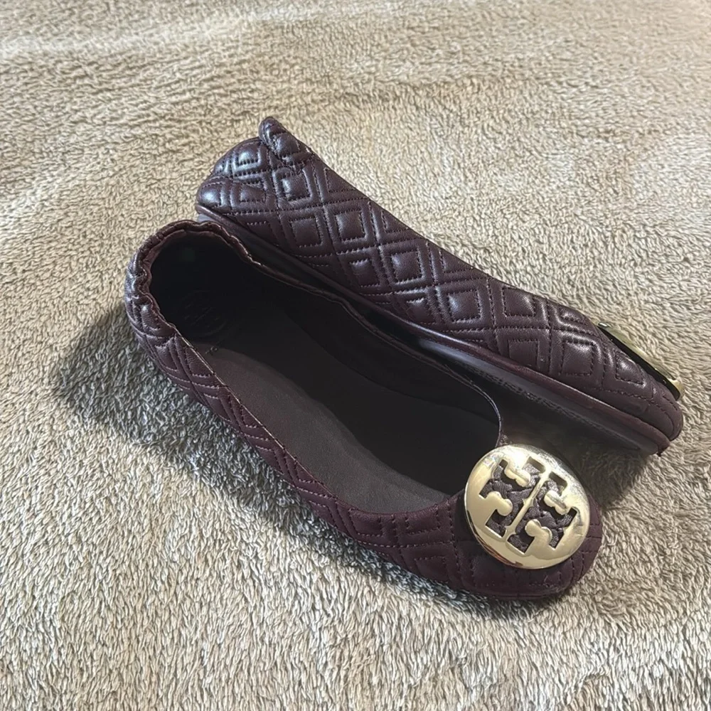 Tory Burch Quilted Minne Napps Burgundy Ballet Flats‎ with Gold Emblem - Picture 4 of 10